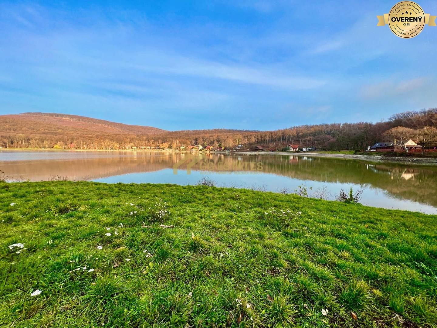 Stavebný pozemok pre najnáročnejších priamo pri Vinianskom jazere