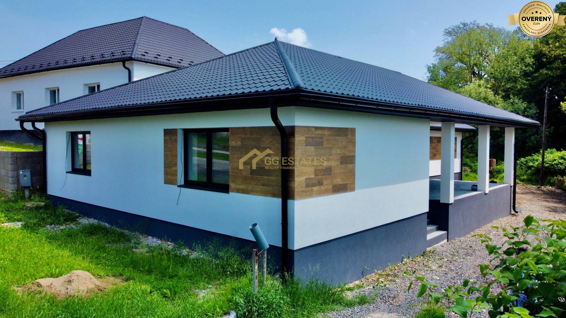 Kvalitný moderný bungalov s terasou a veľkým pozemkom