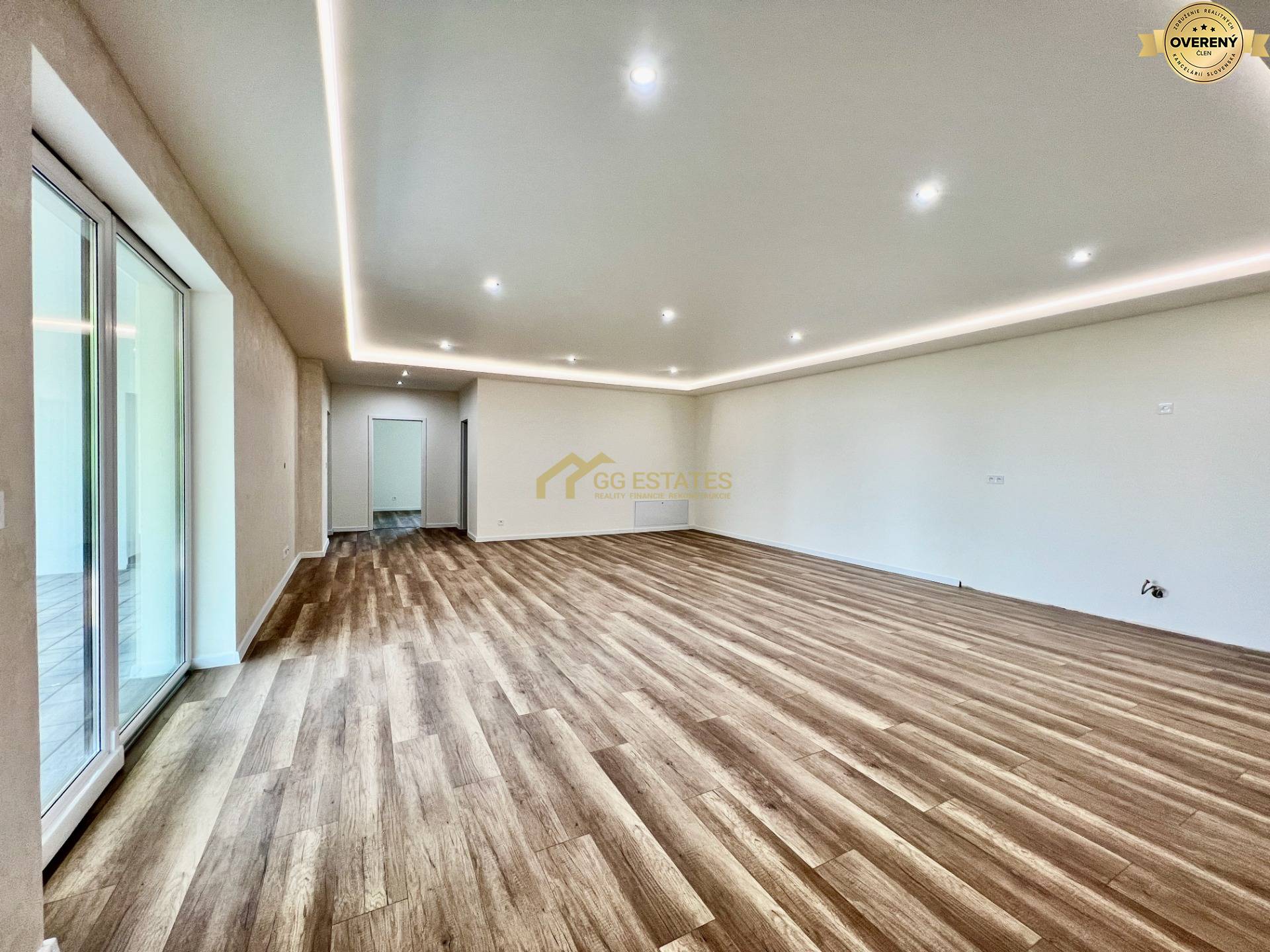 Kvalitný moderný bungalov s terasou a veľkým pozemkom