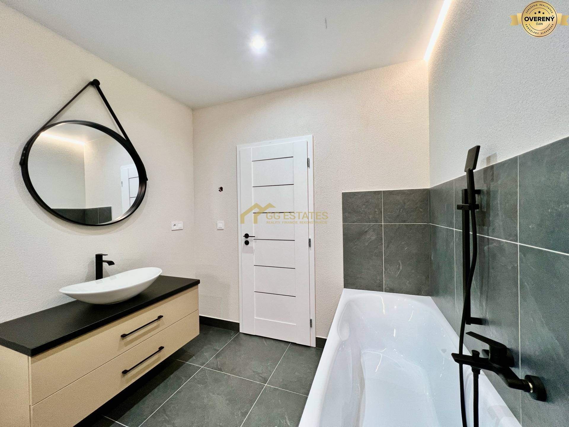 Kvalitný moderný bungalov s terasou a veľkým pozemkom