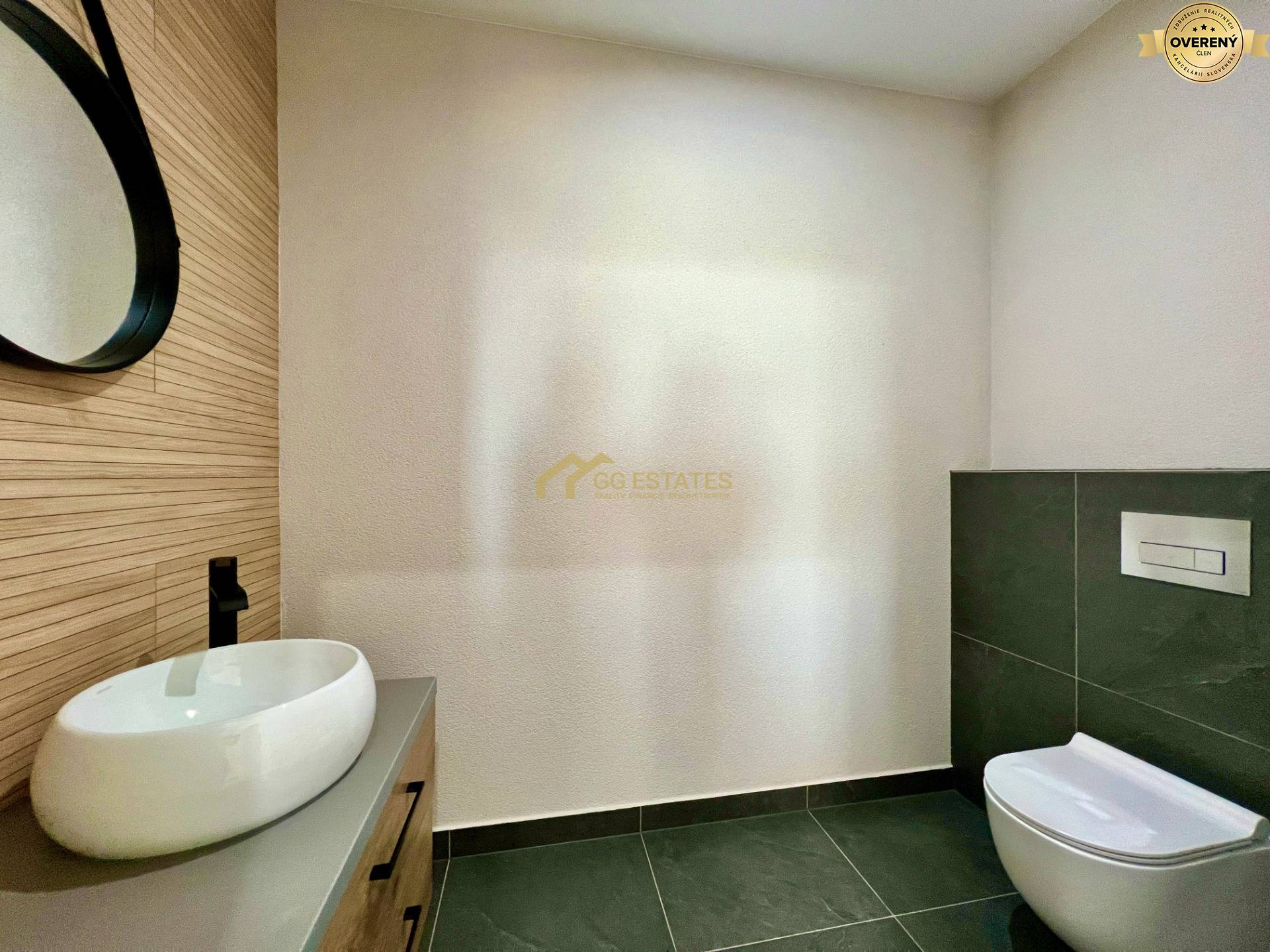 Kvalitný moderný bungalov s terasou a veľkým pozemkom