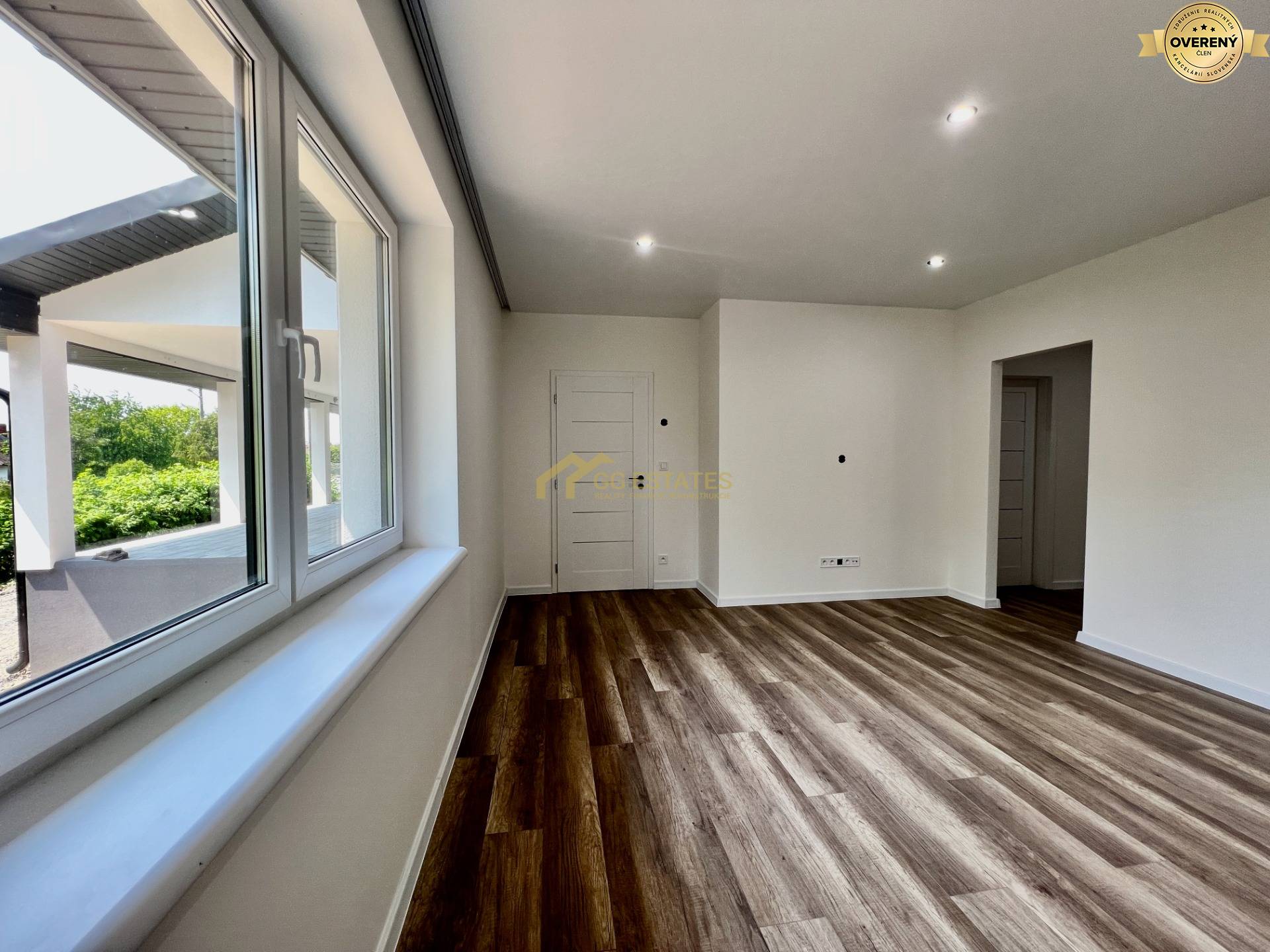 Kvalitný moderný bungalov s terasou a veľkým pozemkom