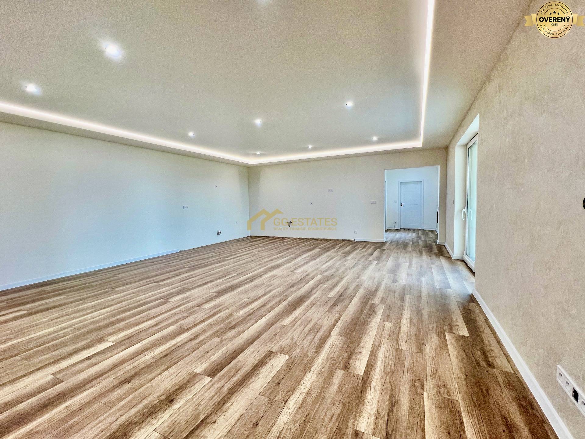 Kvalitný moderný bungalov s terasou a veľkým pozemkom