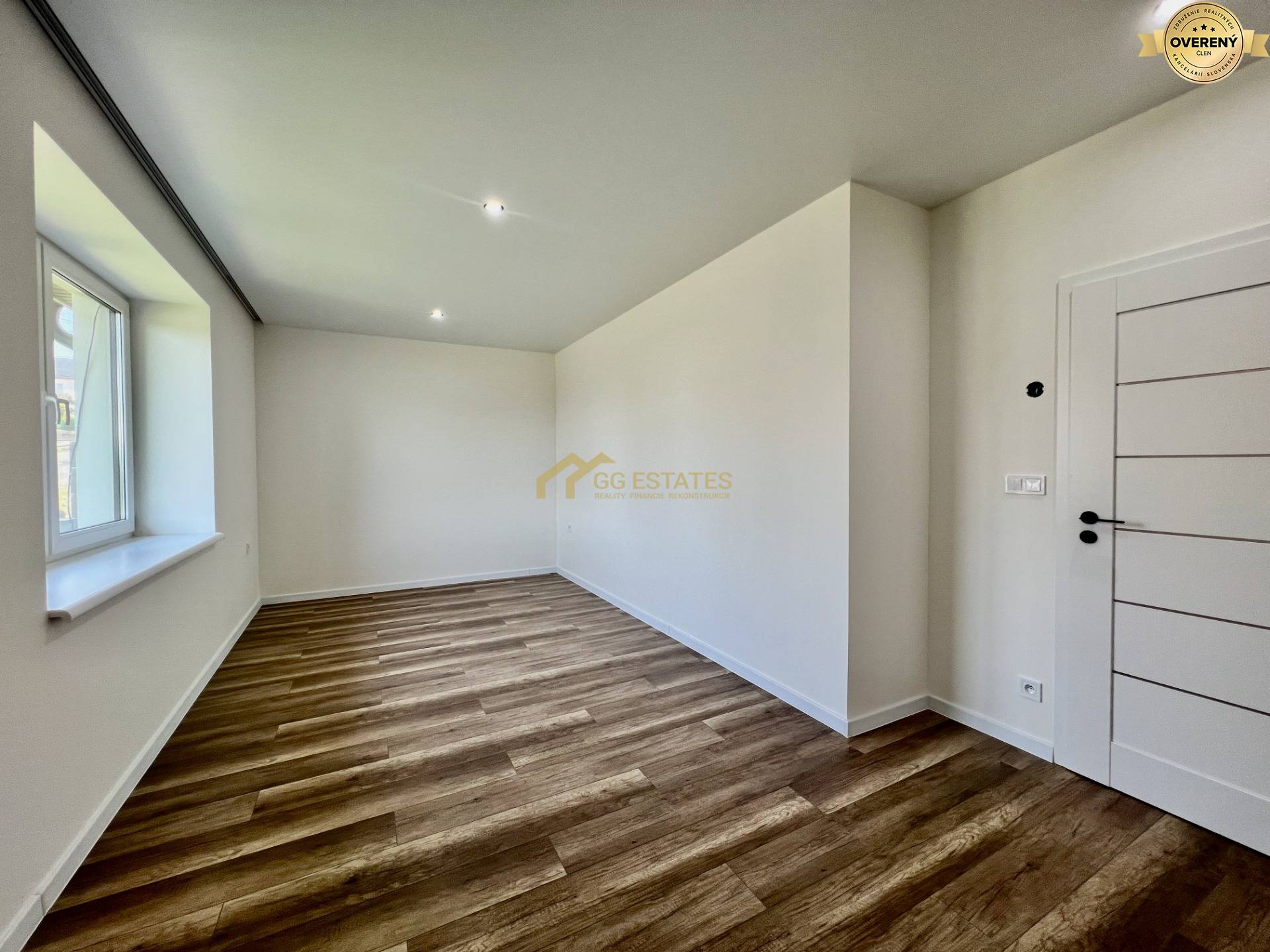 Kvalitný moderný bungalov s terasou a veľkým pozemkom