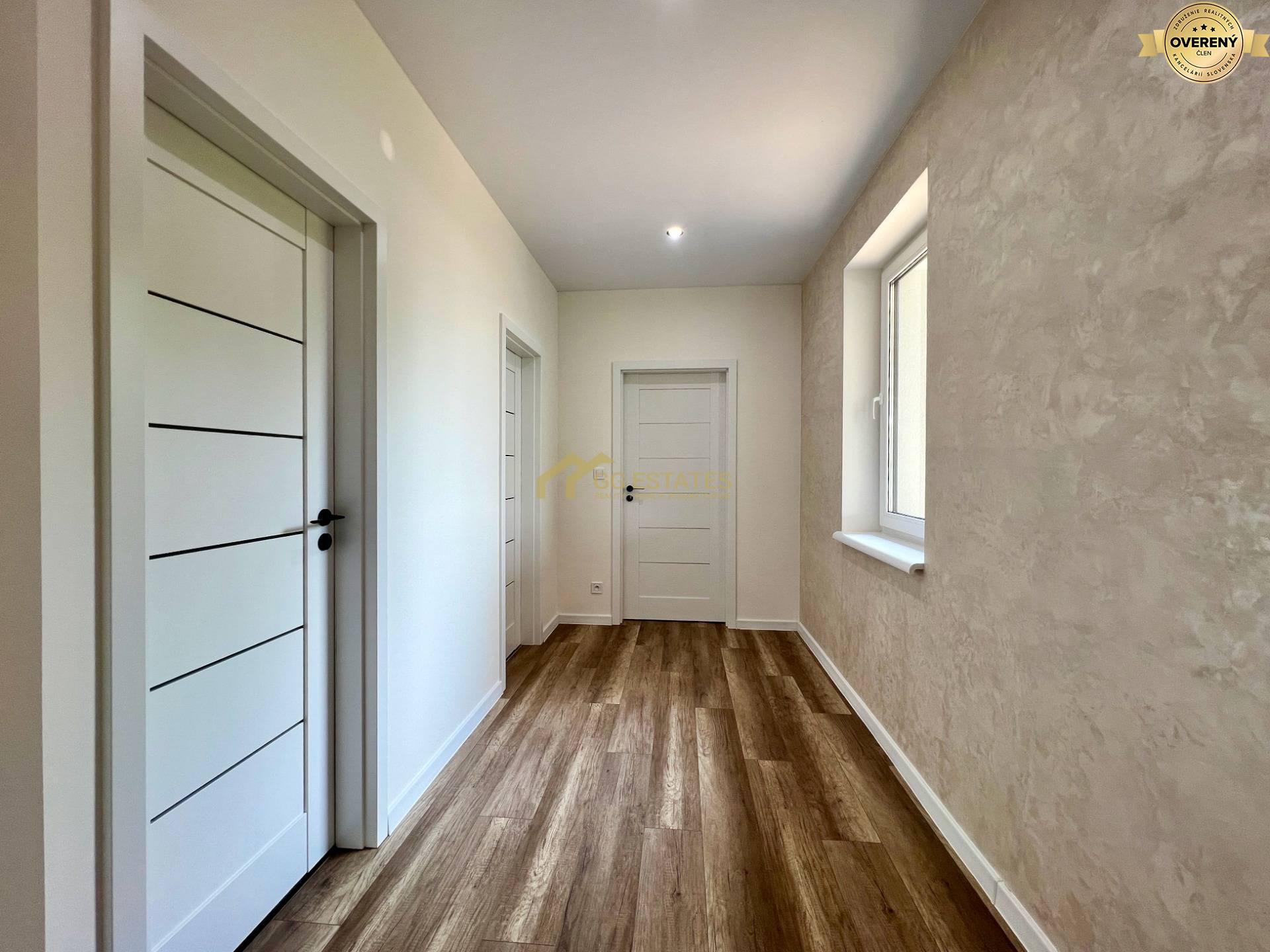 Kvalitný moderný bungalov s terasou a veľkým pozemkom