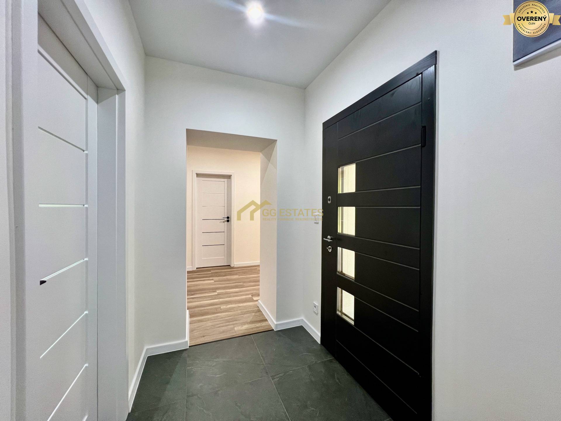 Kvalitný moderný bungalov s terasou a veľkým pozemkom