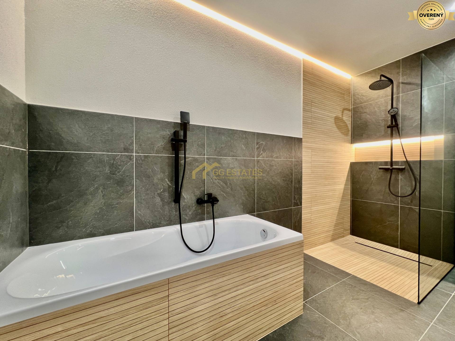 Kvalitný moderný bungalov s terasou a veľkým pozemkom