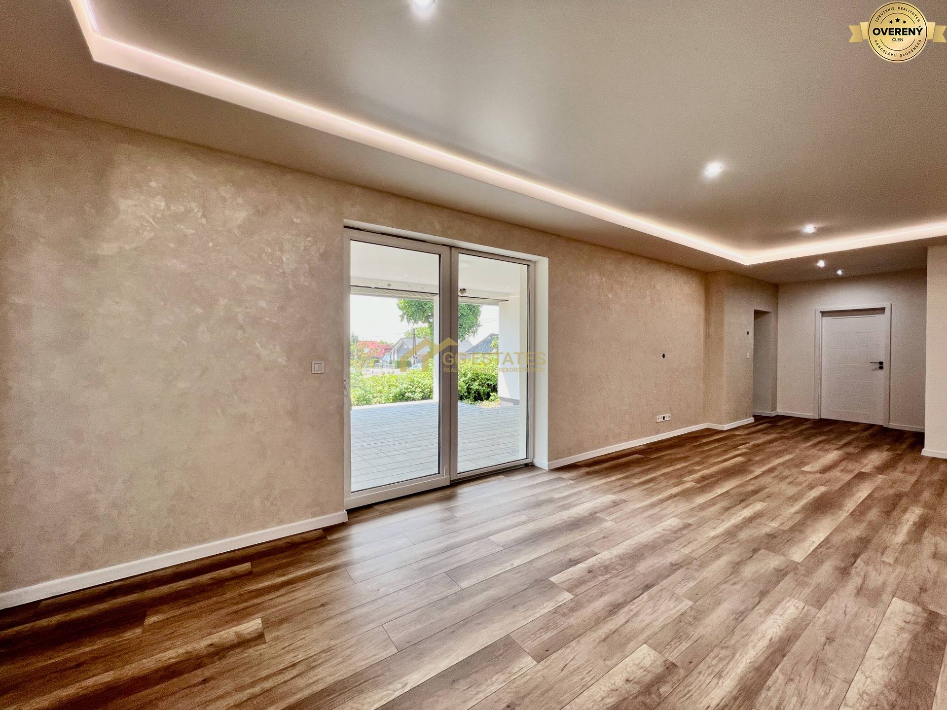 Kvalitný moderný bungalov s terasou a veľkým pozemkom