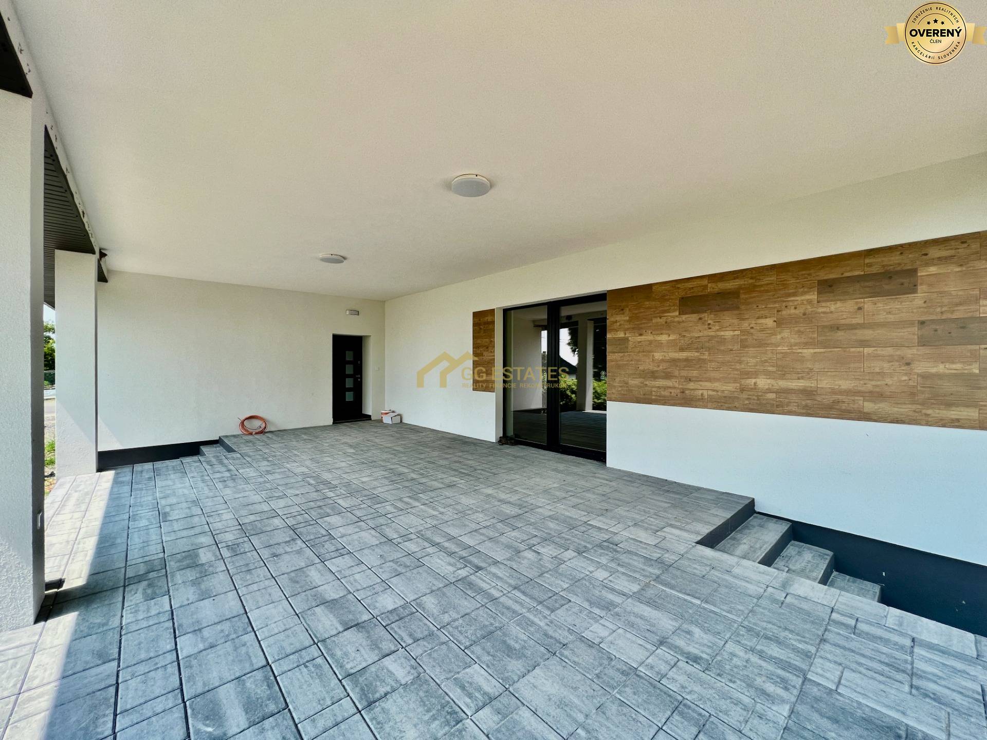 Kvalitný moderný bungalov s terasou a veľkým pozemkom