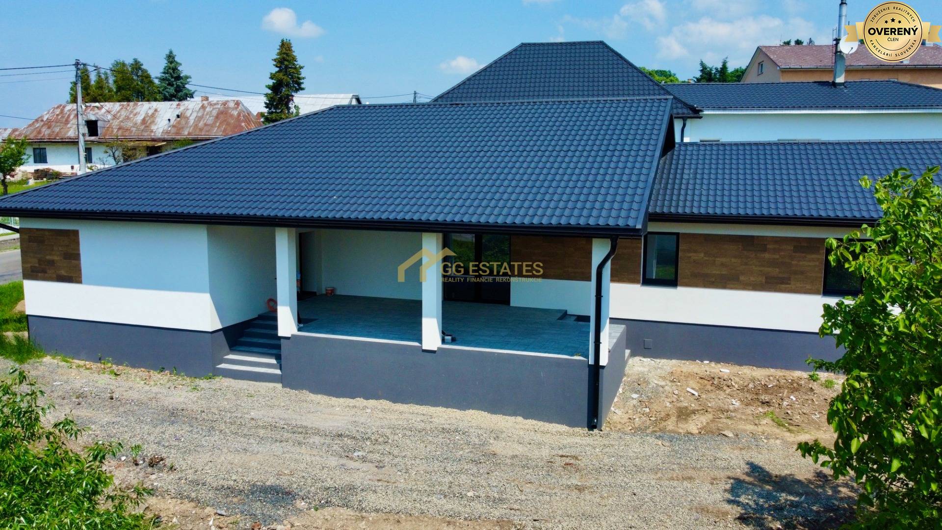 Kvalitný moderný bungalov s terasou a veľkým pozemkom