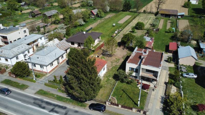 Predaj pozemok so starým domom v Močaranoch